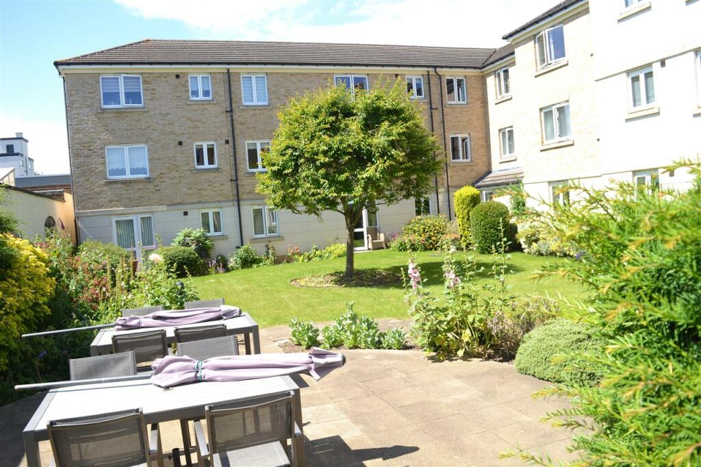 COMMUNAL GROUNDS