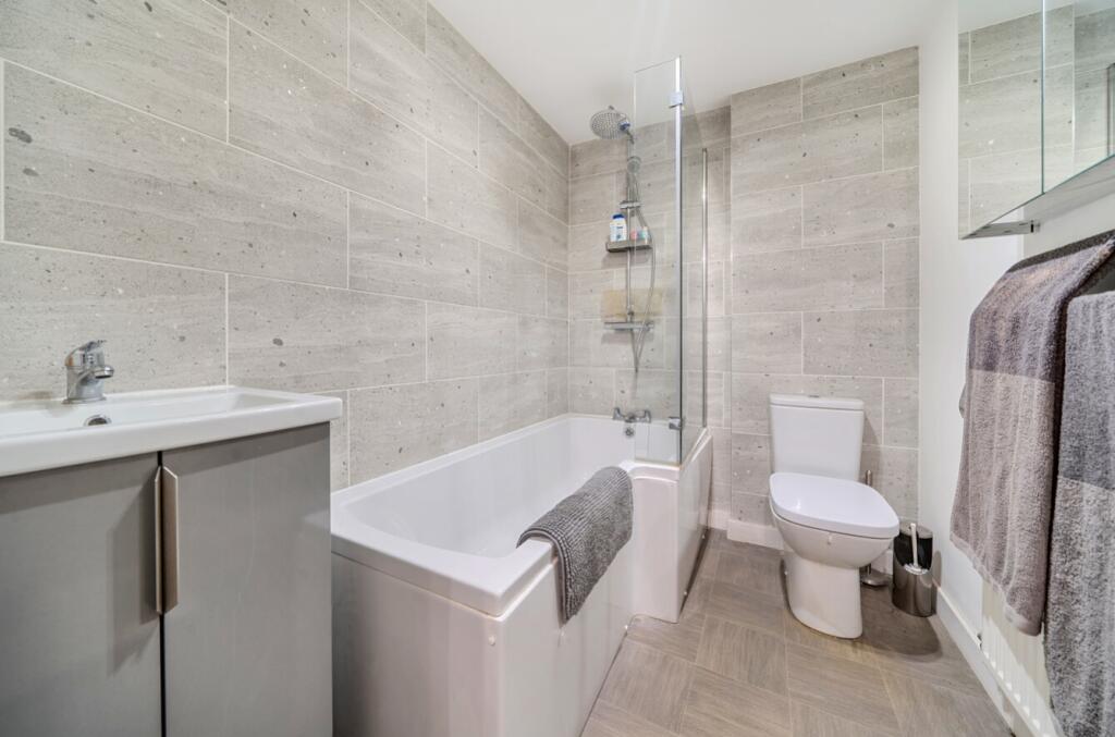 1384972-8-6928c6f042f92