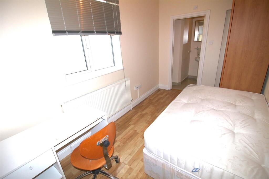 Brook Avenue, Edgware