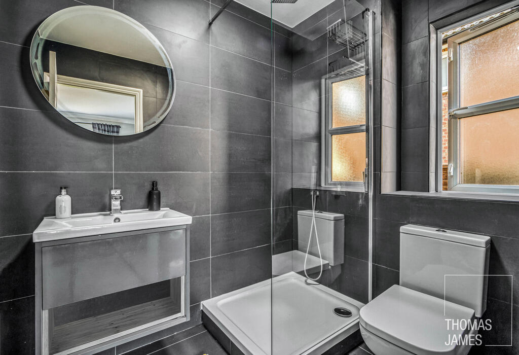 Cricketers Close, ensuite
