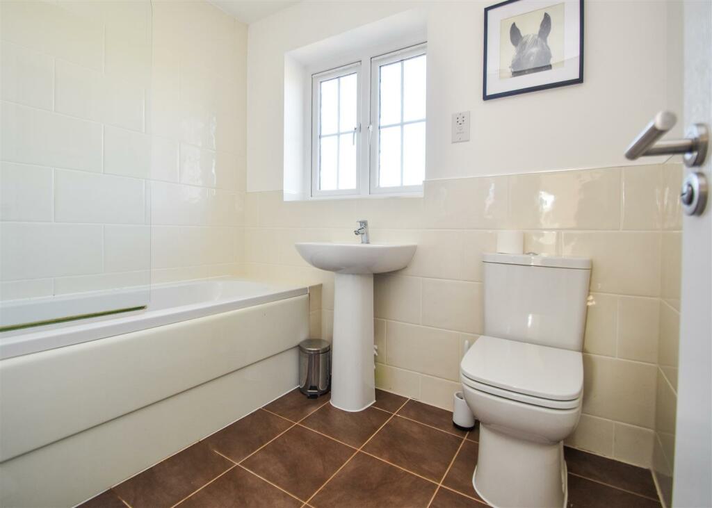 4 The Limes - Bathroom.jpg