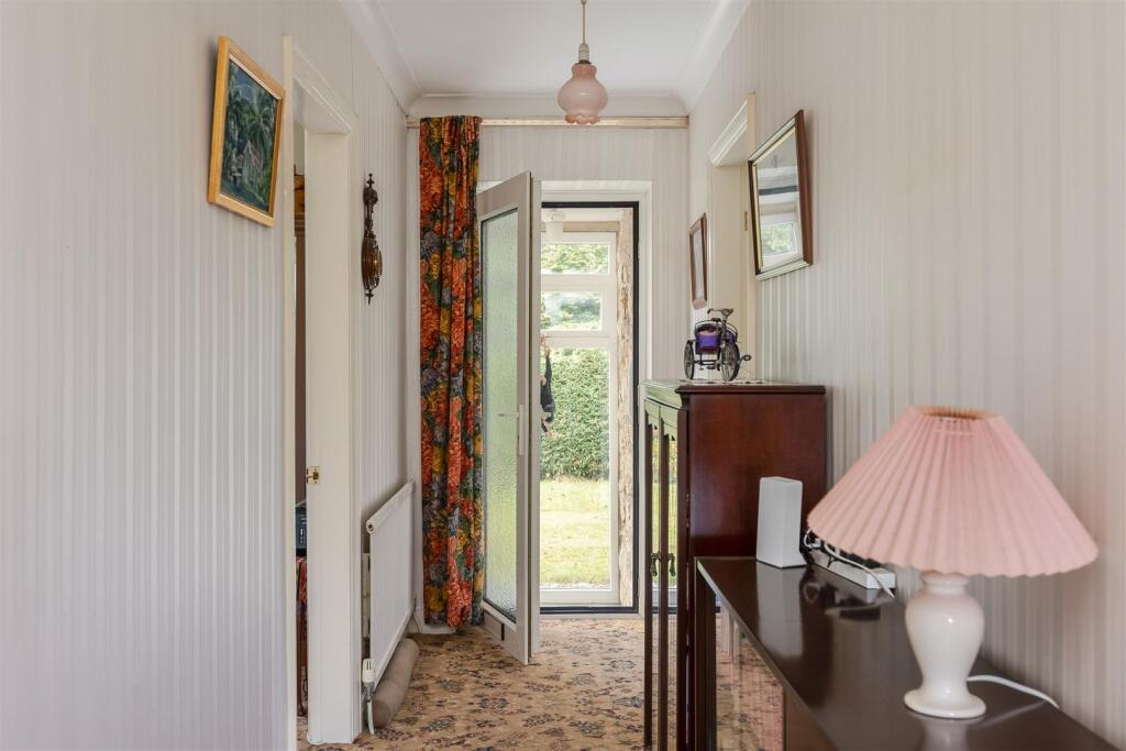 Ryedale Close 11 Hallway.jpg