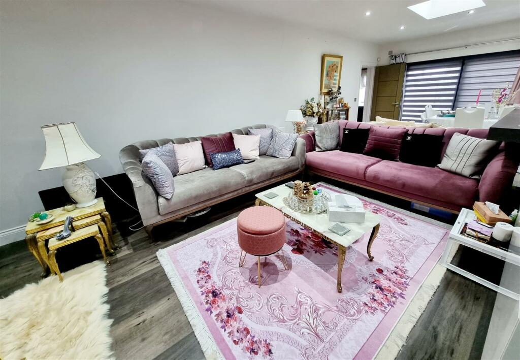 OPEN PLAN RECEPTION &amp; LUXURY FITTED KITCHEN/DINER: