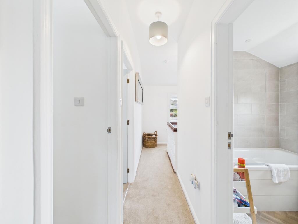 CAM02093G0-PR0048-STILL032