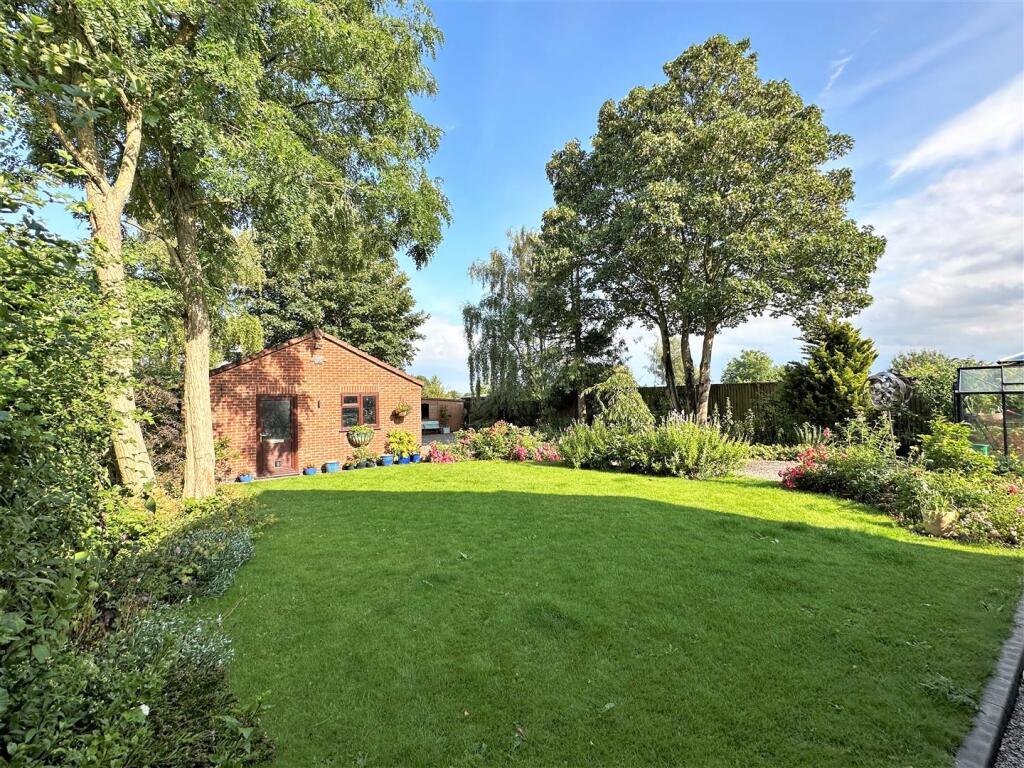 Beautifully Private Garden 987