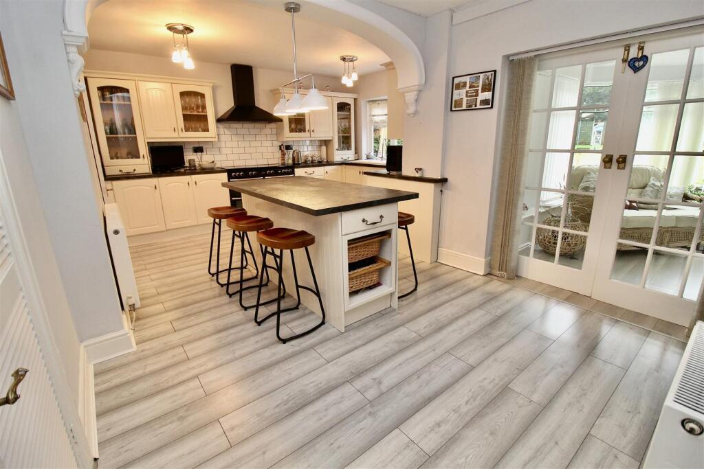 L-Shaped Kitchen/Dining Room