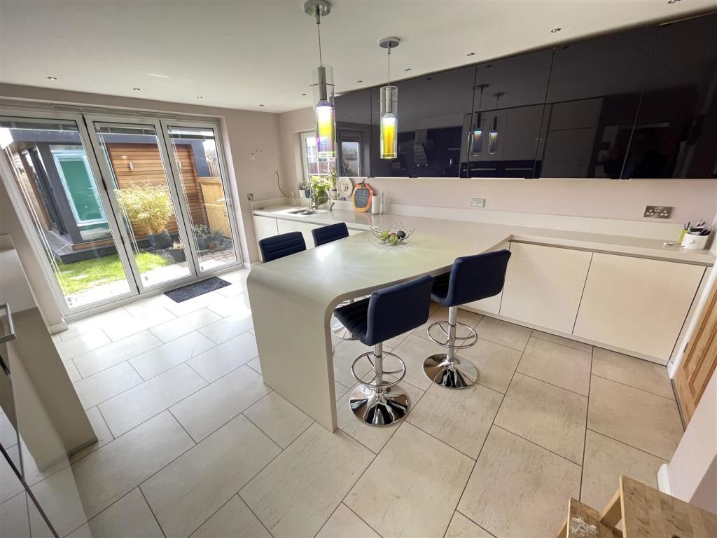 Breakfast Kitchen Aspect 2.jpg