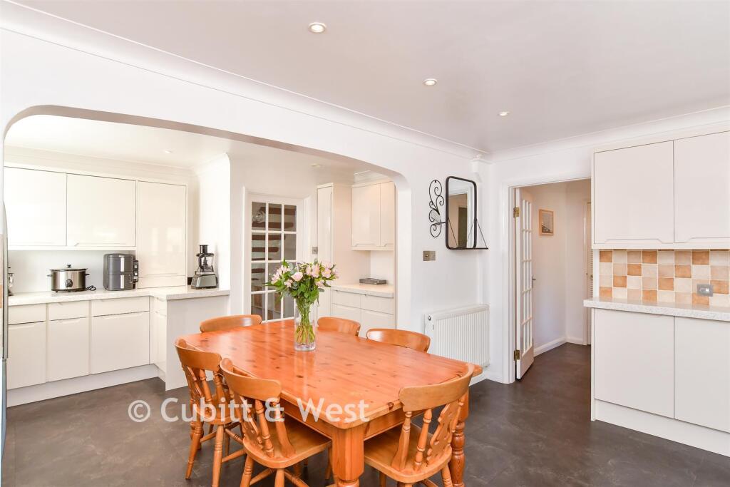 Kitchen/ Dining Room