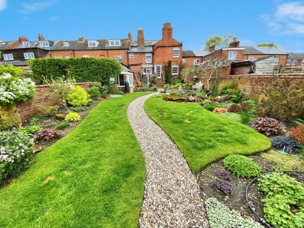 f2bc808f-Garden 20Lawn 20Rear.jpg