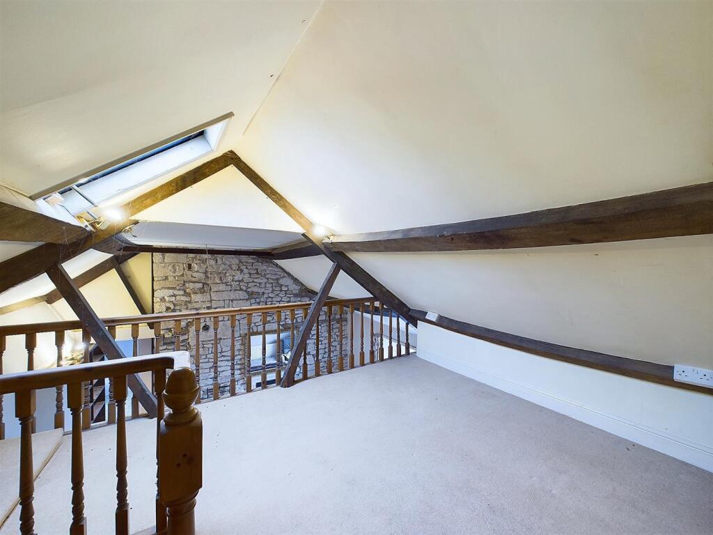 9 - TOP FLOOR 2 BED FLAT.jpg