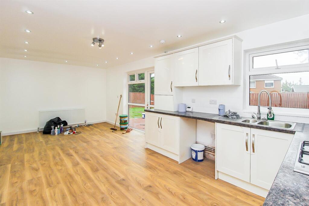 KITCHEN/DINING ROOM