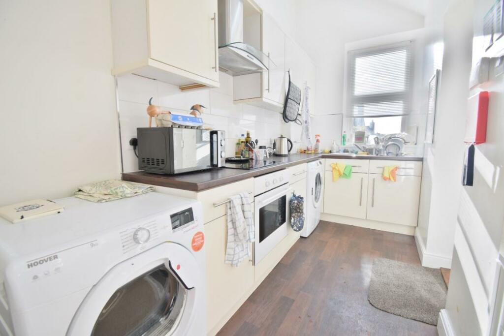 Kitchen 2 (Medium).jpg