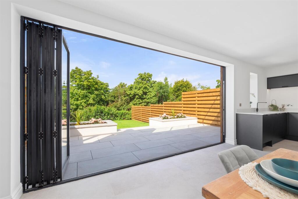 Bifolds Garden No.6