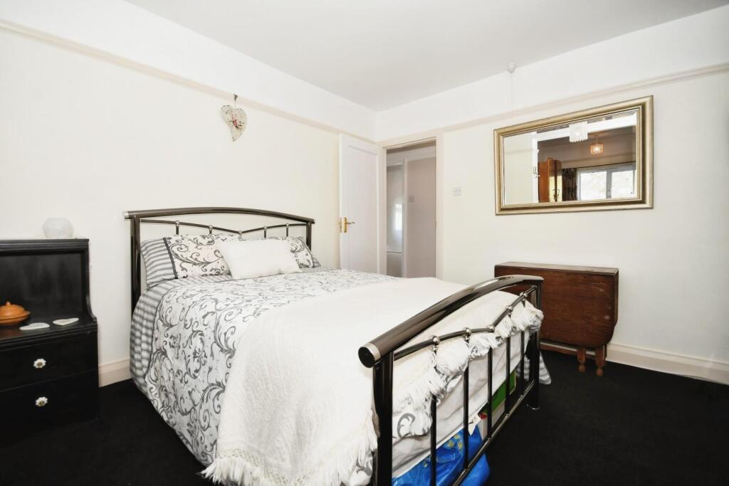 BEDROOM 1 02.jpg