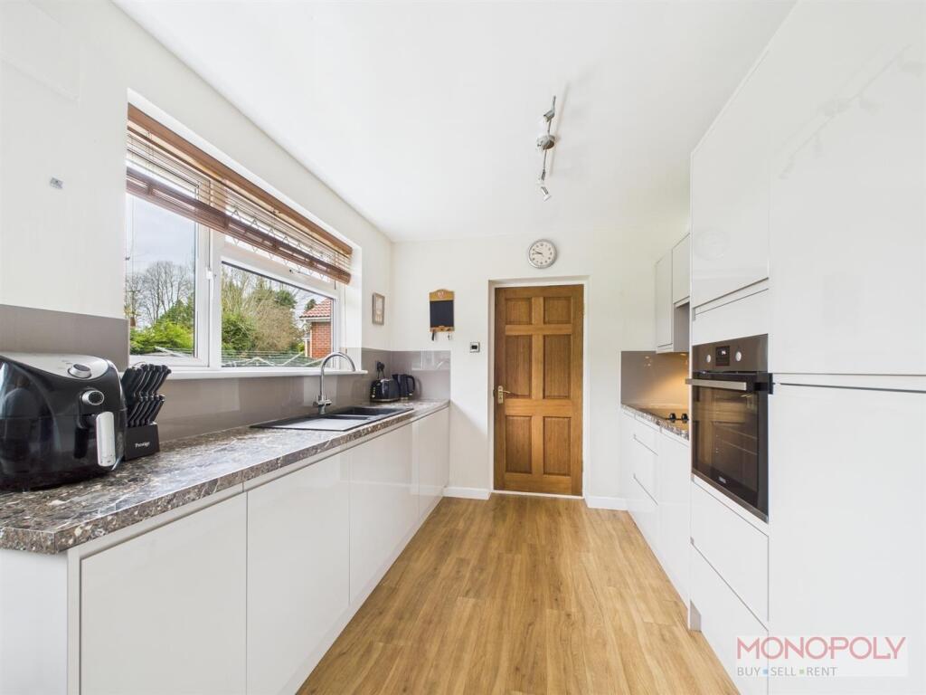 MODERN KITCHEN/ BREAKFAST ROOM
