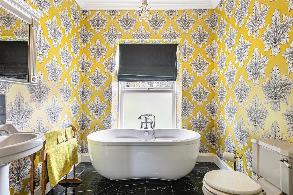 Family bathroom.jpg