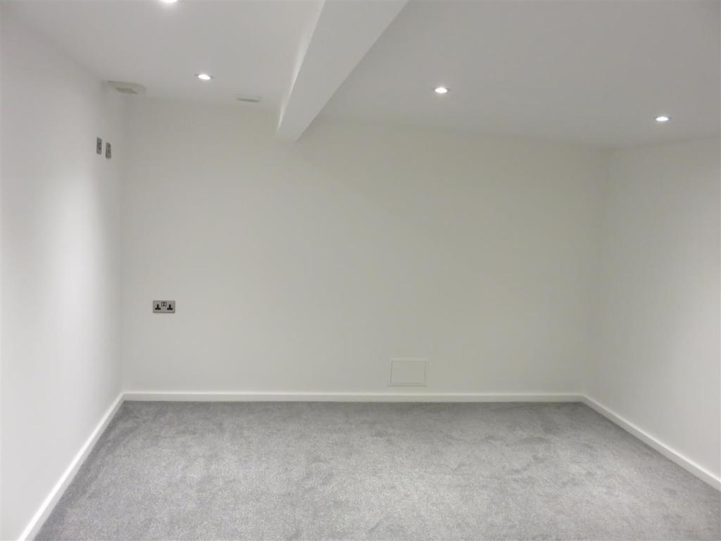 basement room..JPG