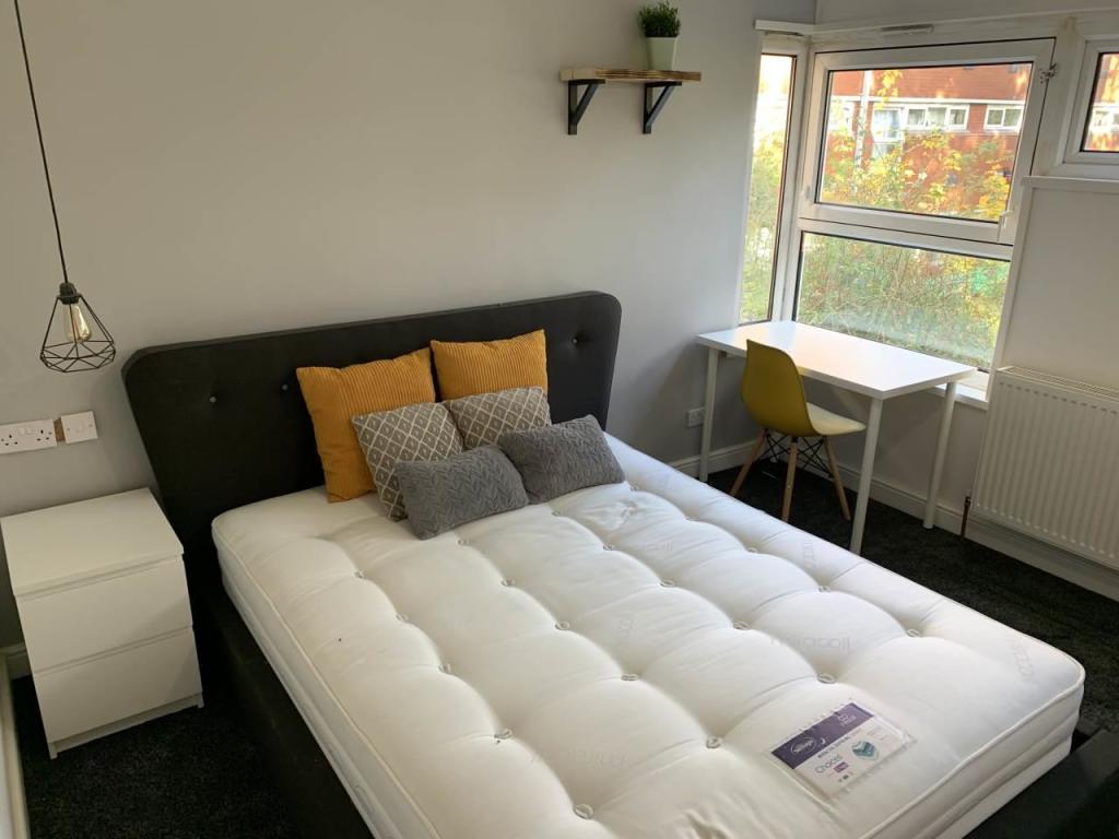 £550 Room.JPG