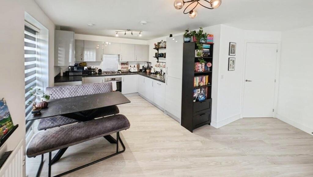 53 Oxleigh kitchen a.jpg