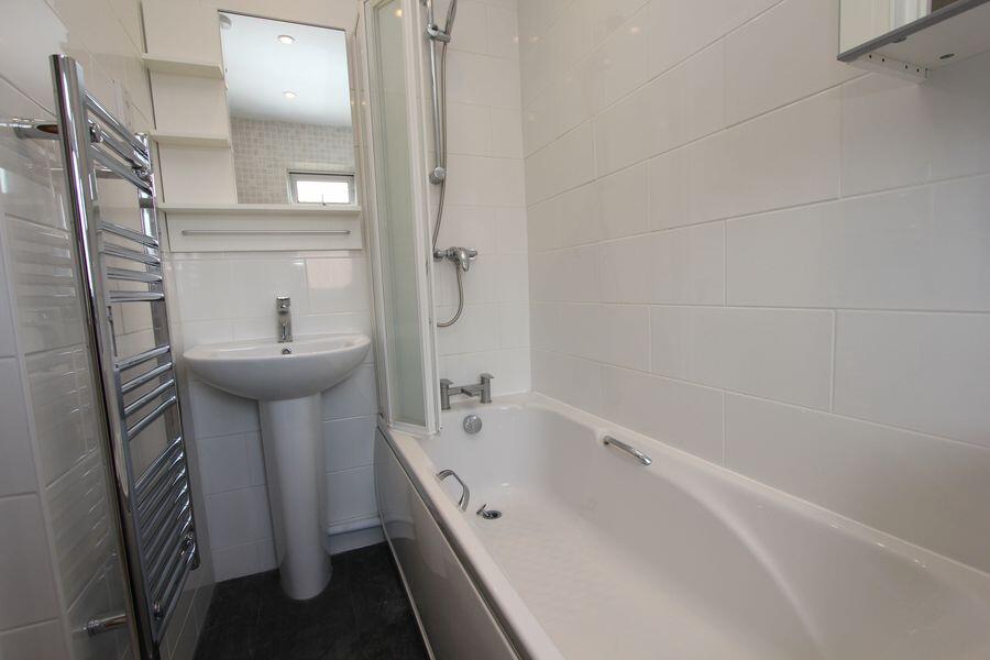 32 Sharp Close-Bathr