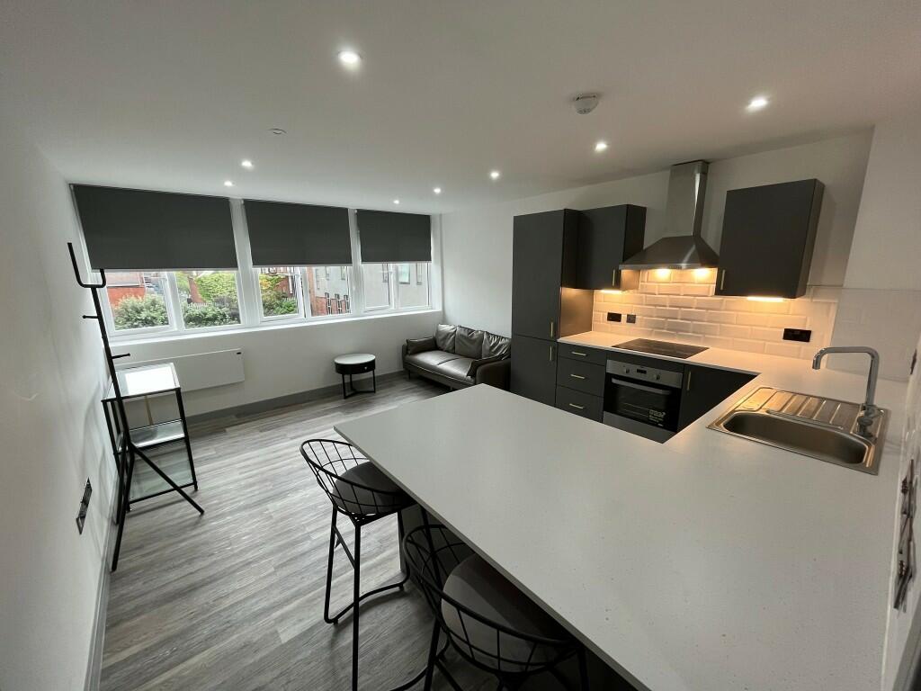 KITCHEN/LIVING