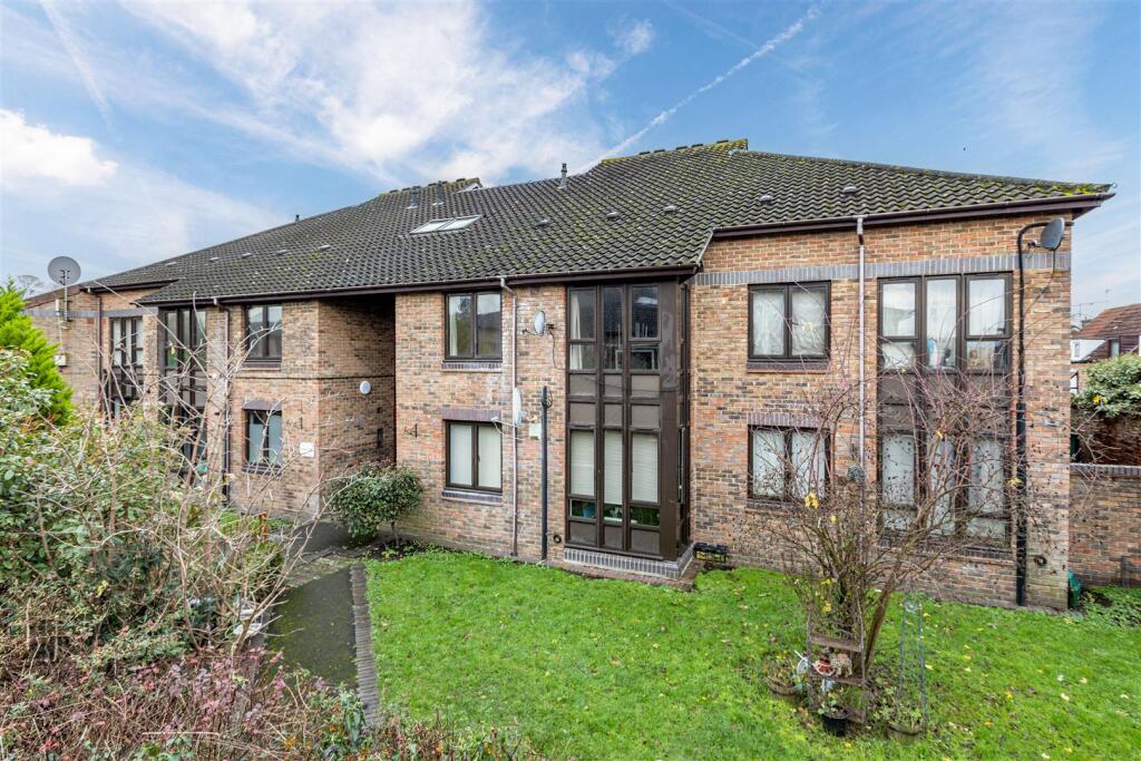 12 Gate Court, Gateway, Weybridge, KT13 8NW - 3.jp