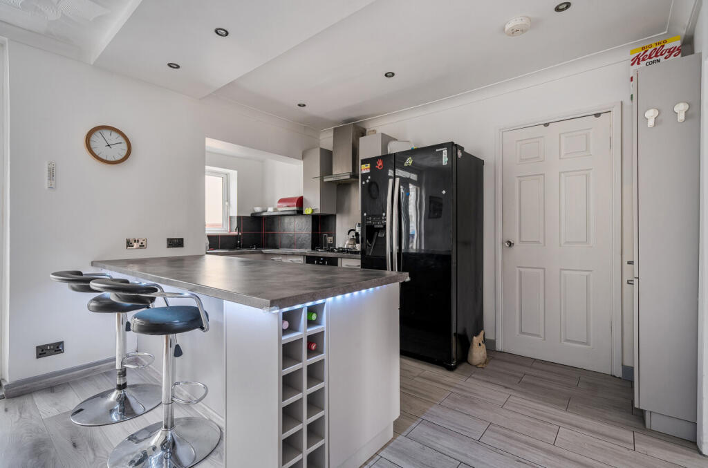 1374108-9-690b647...