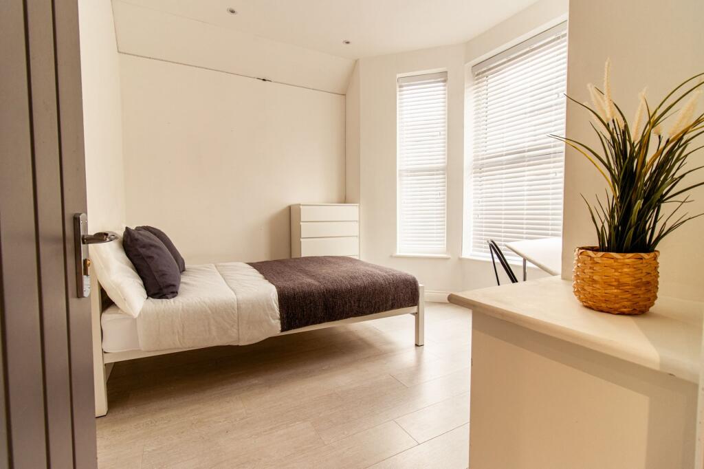 Bright, freshly furnished double bedroom with a...