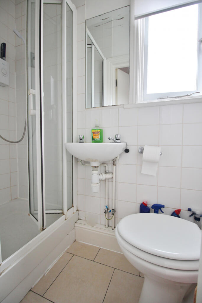 Communal Shower Room x2