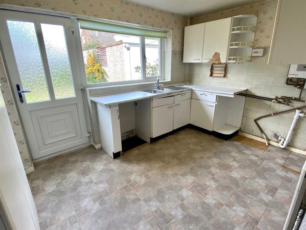 parkfield avenue 17 kitchen.jpg