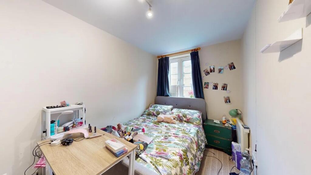 A cozy double bedroom featuring a comfortable b...