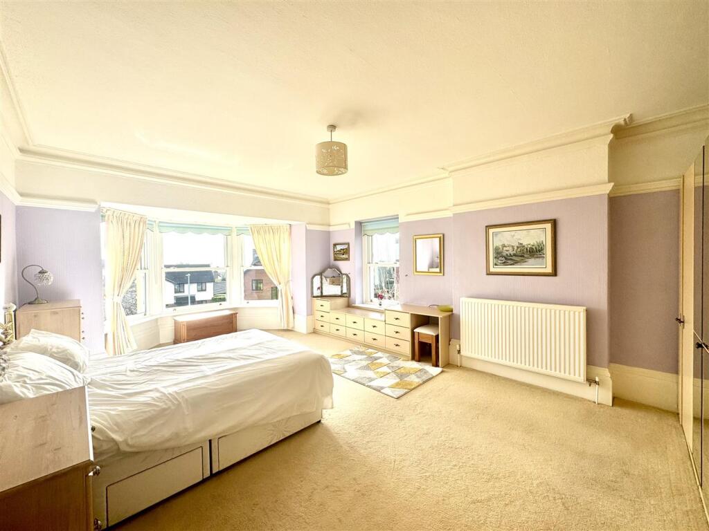 PRINCIPAL BEDROOM