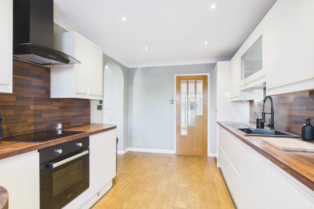 EweMove Spalding -  Cornfield House -  Kitchen