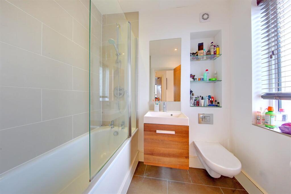 Bathroom 2.jpg