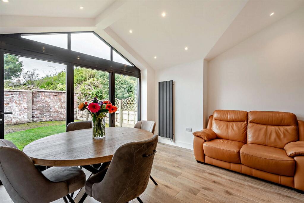 Dining/Lounge Area
