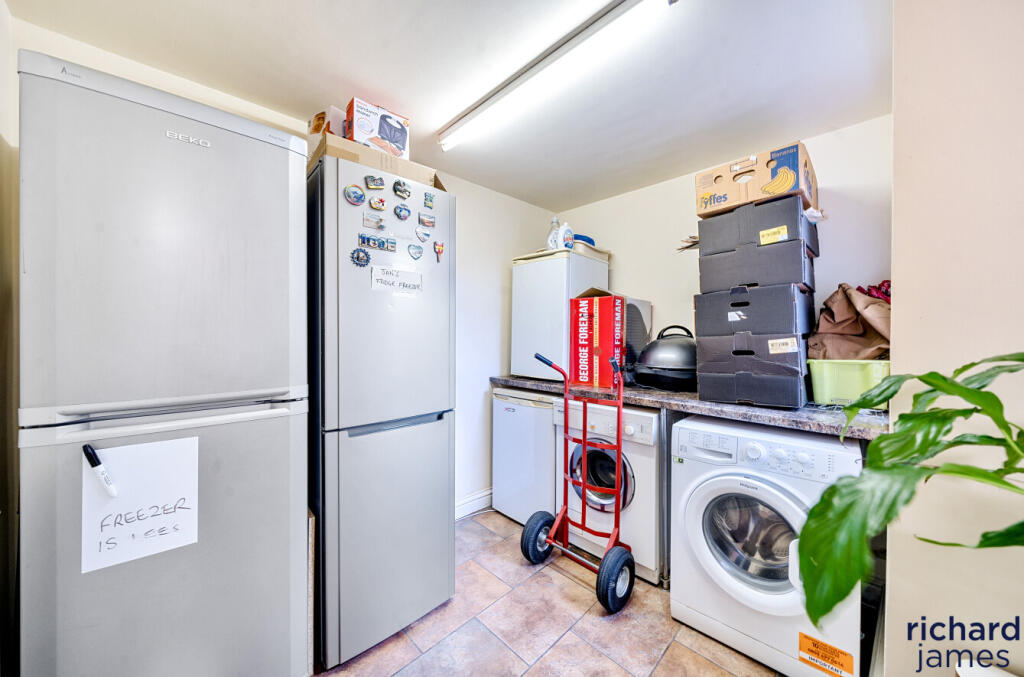 d7ffdad9-b6dc-47e...