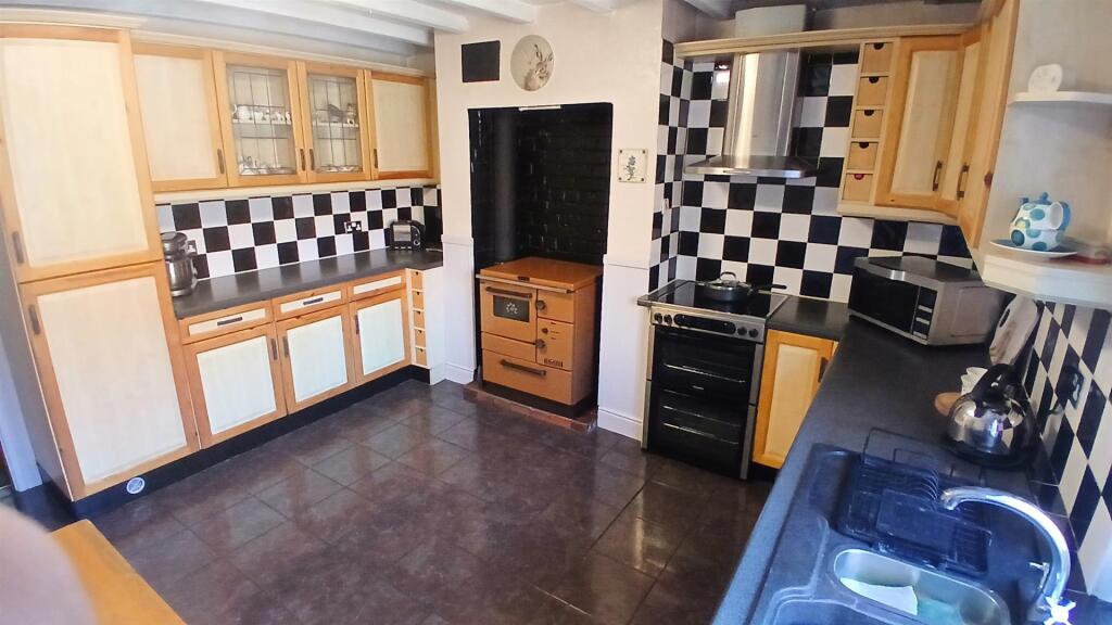 Kitchen.JPG