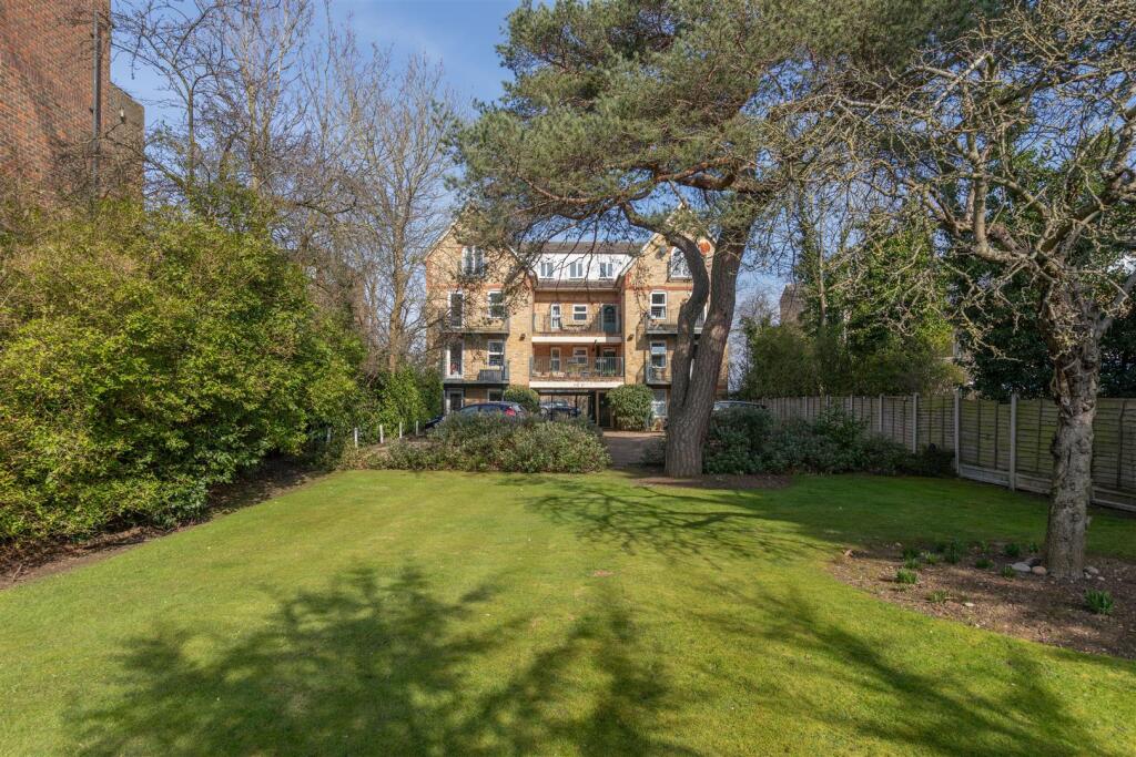 Churchfields, E18