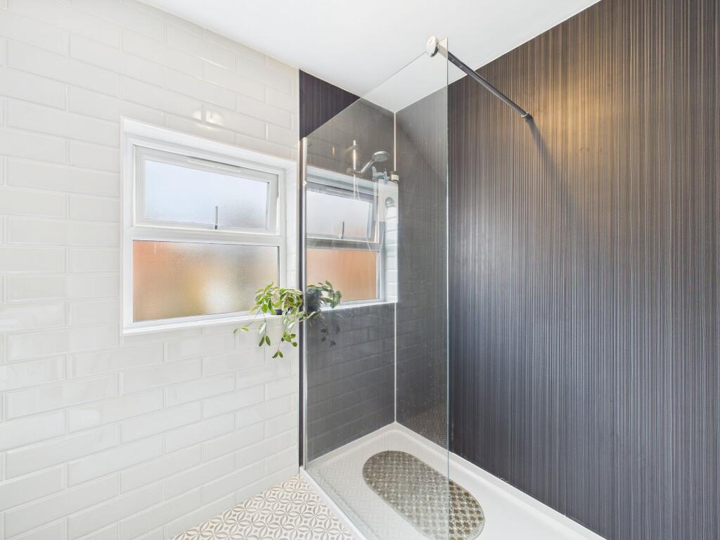 Bathroom (Walk-in Shower)