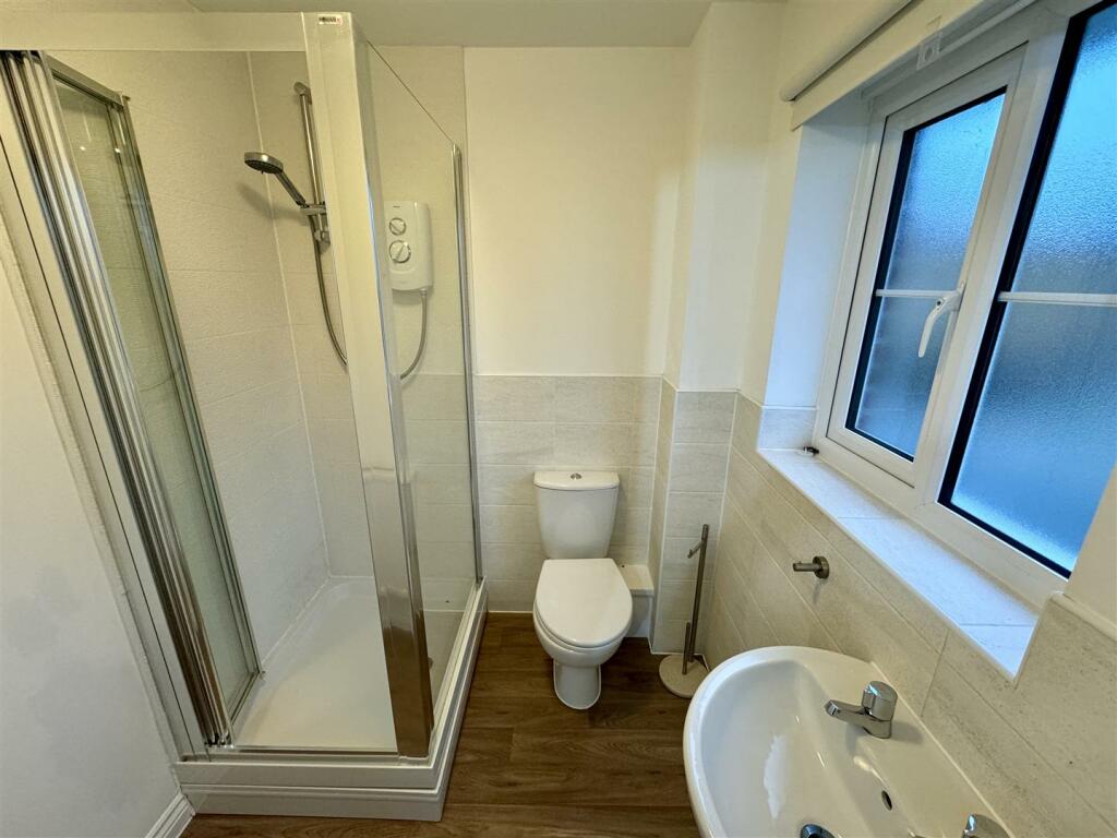 EN-SUITE SHOWER ROOM