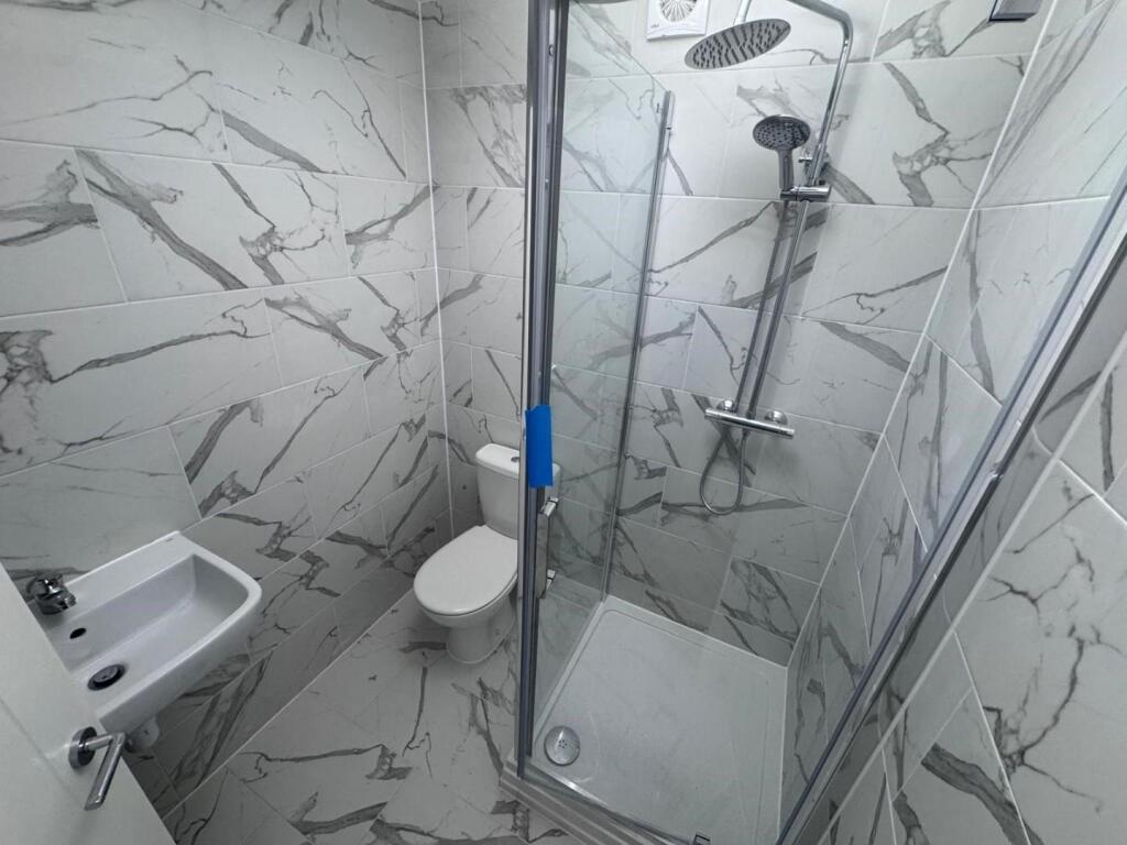 Flat 4a bathroom.jpg