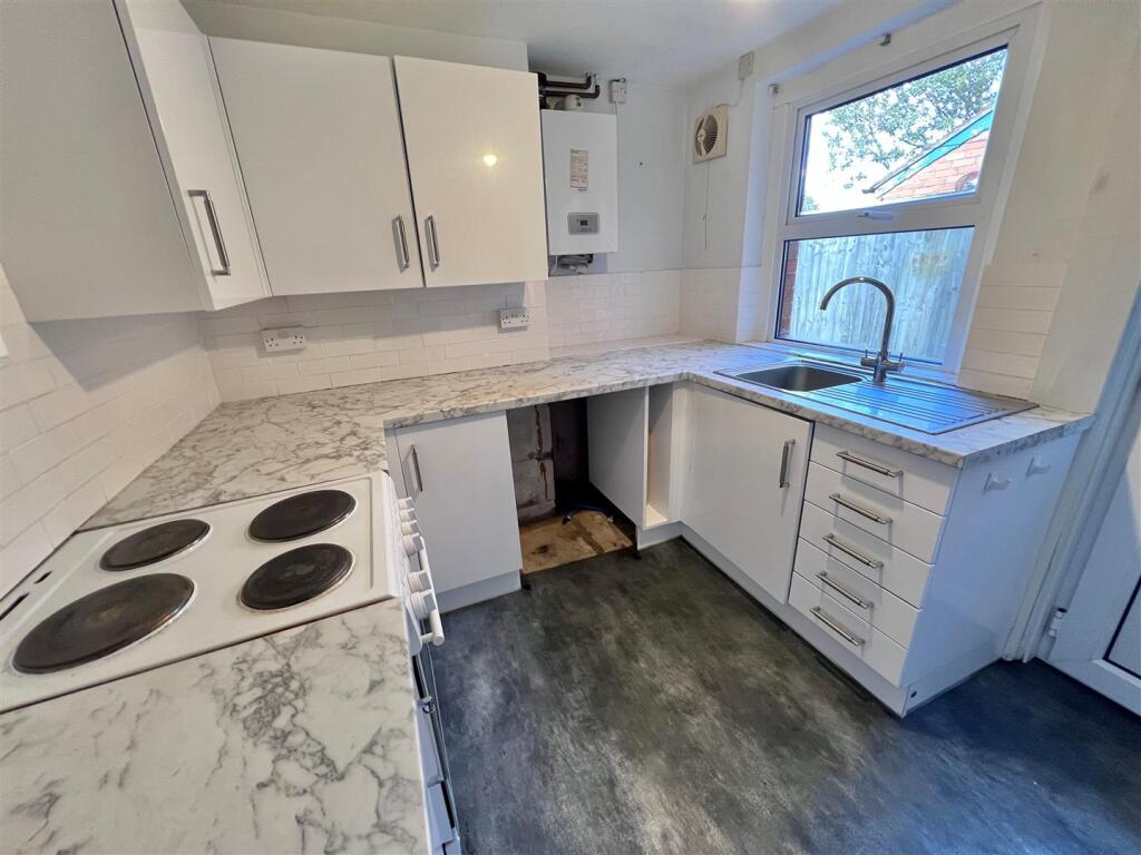 Kitchen 2.jpg