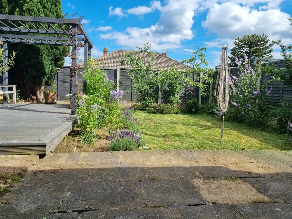 Bramleys Estate Agents - Robin Royd Drive - Mirfie