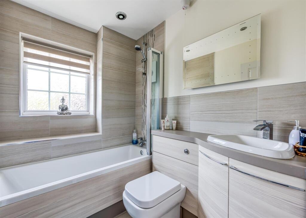 6 Millfields Way-bath.jpg