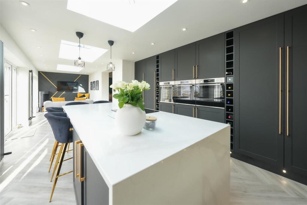 KITCHEN / DINING / FAMILY