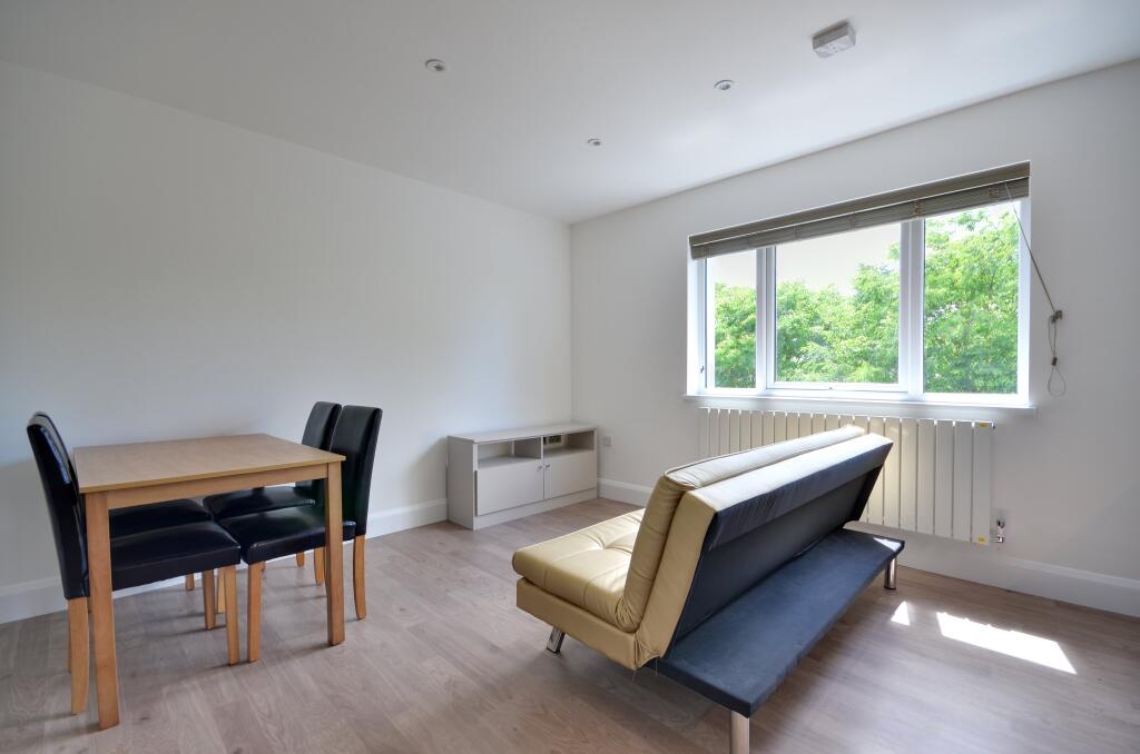 2 - Flat 3, 82a Piel