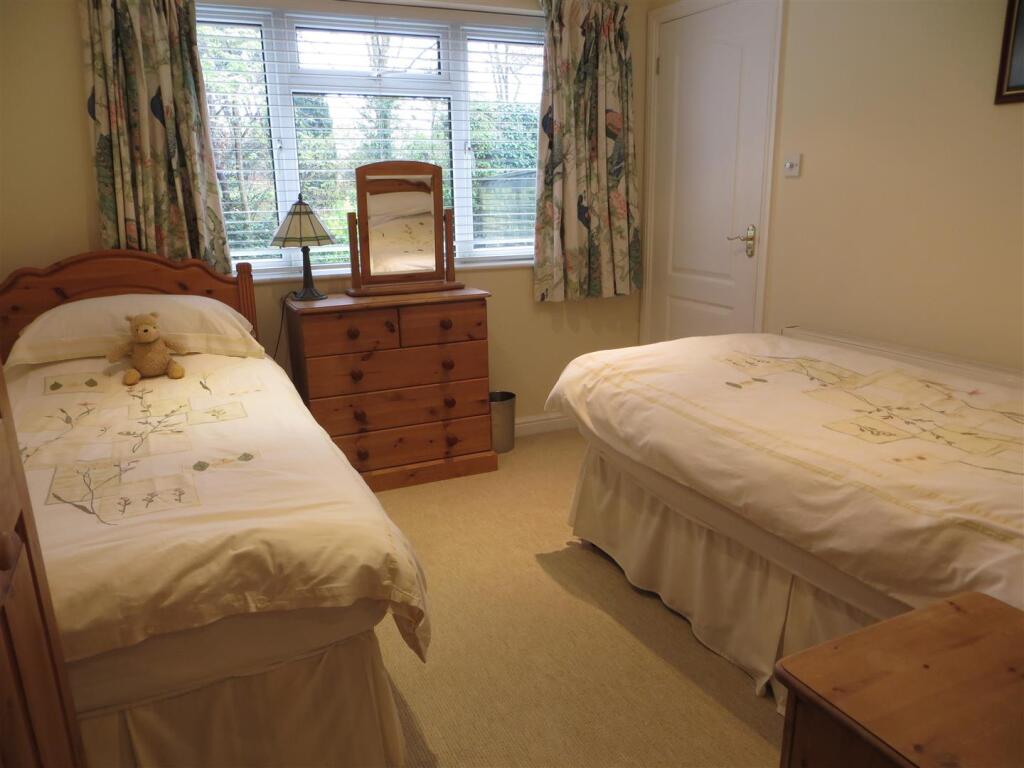 Silk Cottage Twin Bedroom 002.JPG