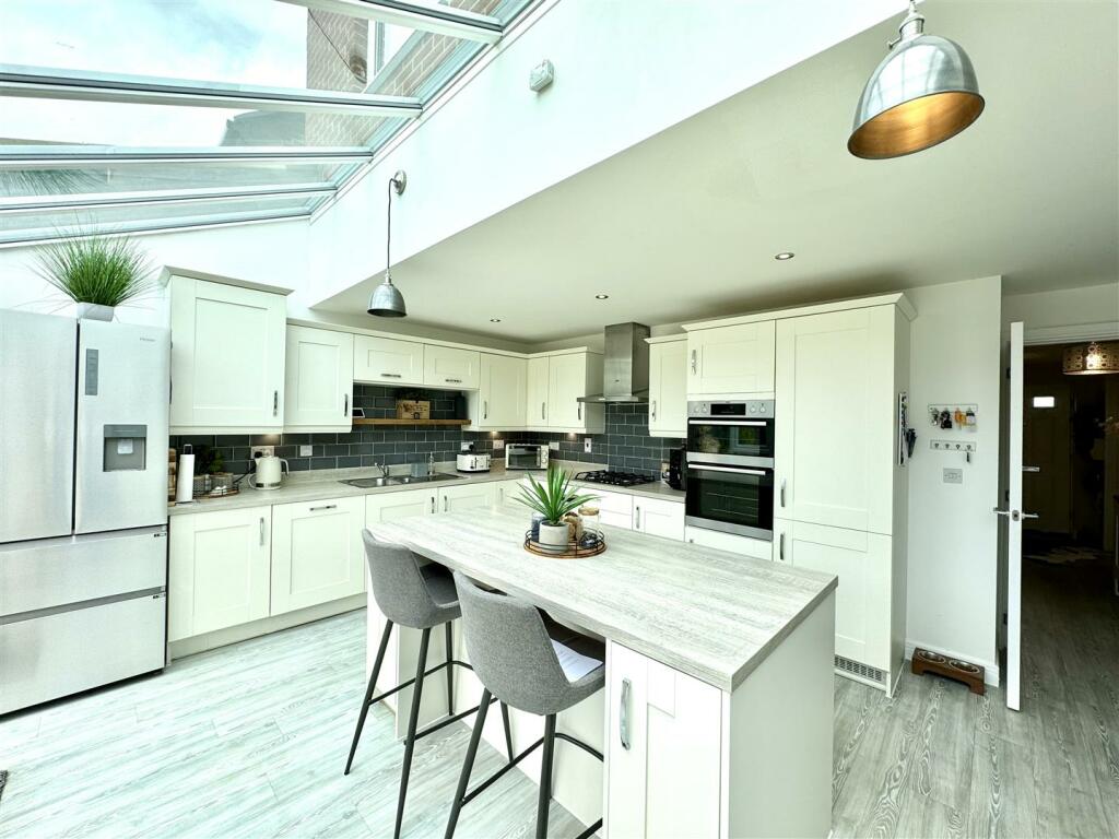 KITCHEN/BREAKFAST AREA