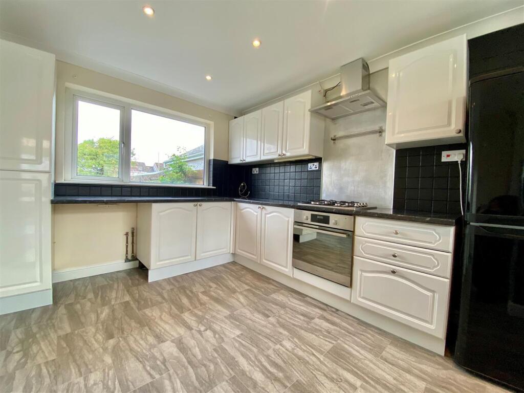 92 Pendre kitchen.jpg