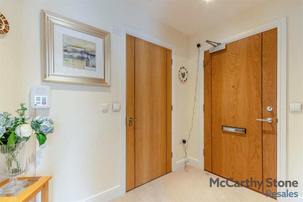 8666611-interior19.jpg